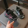Tênis de corrida infantil macio estilo coreano, nova coleção outono 2026, tênis esportivos respiráveis para atividades ao ar livre para crianças, sapatos antiderrapantes para meninas