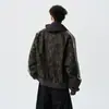 Jaqueta Patchwork Listrada e Estampada de Leopardo Retrô Americana, uma peça de outer wear moderna e de corte solto para homens e mulheres, perfeita para casais e fácil de combinar com qualquer look.