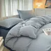 Venta al por mayor de fábrica Juego de cuatro piezas de algodón lavado de color liso Funda de edredón cepillada simple Estilo Ins Sábana de cama Juego de ropa de cama de tres piezas 3