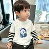 Camiseta de manga comprida para meninos, estilo primavera e outono, para crianças mais velhas, novo modelo 2026, algodão puro, respirável, camiseta base infantil casual de duas peças falsas
