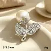 Broche de flor de perla, ligero, de lujo, estilo celebridad de Internet, broche de aleación, antiexposición, para ropa, alfiler decorativo, alfiler de ramillete para traje.
