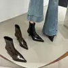 Botas Estilosas Novas de Salto Agulha com Bico Fino Forradas de Lã Outono e Inverno 2025 Aumentam a Altura Design Versátil Botas Curtas Que Fazem as Pernas Parecerem Mais Longas
