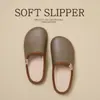 Sapatos de algodão impermeáveis femininos inverno casa interior sola macia antiderrapante chinelos outono e inverno quentes com veludo chinelos de algodão masculinos atacado