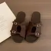 Chuyuji Chinelos de prata coreanos para mulheres, novo calçado de verão para uso externo, estilo retrô francês, sandálias rasteirinhas para férias, beira-mar e praia