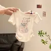 Camiseta blanca de manga corta sin hombros para mujer, nuevo estilo verano 2026, corte ajustado con estampado de gatito, top que ciñe la cintura y estiliza
