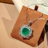 Moda Retro Lujo Algodón Colgante Esmeralda Collar de Piedras Preciosas de Color Lujo Ligero de Alta Gama con Diamante de Alto Carbono en Forma de Almohada para Mujeres