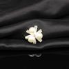 Accesorios para el cabello con forma de corazón de flor de tres perlas de aleación, accesorios de ropa hechos a mano, hebilla de placa de flor, decoración de abanico redondo, materiales de decoración