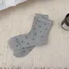 Calcetines apilados de borde con volantes color gris para mujer, calcetines florales hasta la pantorrilla, nuevos calcetines casuales versátiles de algodón estilo japonés para primavera/verano/otoño