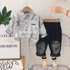 Roupas de Manga Comprida para Meninos Primavera e Outono 2025 Roupas para Crianças Pequenas e Médias Conjunto de Duas Peças Camiseta Graffiti para Bebê Calça Jeans com Apliques