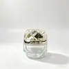 Atacado de garrafas de vidro de alta transparência com listras verticais e cabeças de pump douradas brilhantes, adequadas para séruns, cremes de diamante e produtos de skincare; materiais de embalagem de vidro
