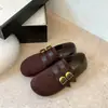 Moda 2026 Sapatos de Salto Único Fivela Bonita Tira de Couro Retrô Sapatos com Biqueira Dividida Femininos Sapatos de Couro Pequenos de Fundo Plano Lade Novo Cano Baixo Outono