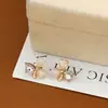 Aretes de trébol estilo coreano con un toque de alta gama, diseño único de nicho, aretes simples y versátiles para mujer, venta al por mayor