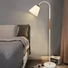 Lámpara de Mesa Vertical Simple Escandinava para Hogar Dormitorio LED Inteligente Control Remoto Lámpara de Pie Iluminación de Tela Cálida