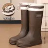 Botas de chuva versáteis para mulheres, modelo 2026, adequadas para uso ao ar livre, com solas antiderrapantes, forro de fleece e características impermeáveis; ideal para uso na cozinha como galochas ou botas de água