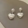 Brincos de Tarraxa Coração Metalizados Escovados Foscos Luxo Leve para Mulheres Elegantes de Alta Qualidade Simples Famosos na Internet Estilo Frio Brincos Brincos