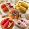 Novo Modelo 2026 Chinelos de Algodão Impermeáveis Femininos para Outono e Inverno, Adequados para Uso Externo e Interno, com Solado Grosso, Quentes e Forrados com Fleece