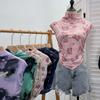 Foto Real Senso de Design Malha Tie-Dye Estampada Camiseta de Manga Curta Curta Plissada Irregular Top Hot Girl Ombro a Ombro 8721