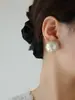 Brincos de Pérola Redondos Planos Vintage Exquisitos de Alta Qualidade Estilo Francês para Mulheres, Gentis e Elegantes, Brincos de Tarraxa Versáteis de Luxo Leve de Nicho