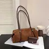 Bolso de ante retro tipo almohada para debajo del brazo para mujer, nuevo estilo moderno de otoño 2026, adecuado para ir al trabajo, se puede llevar en la mano o usar como bolso de hombro