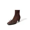Botas slim estilo coreano, delicadas e etéreas, com recorte de laço, coleção de inverno 2026, apresentando salto baixo robusto, salto médio, bico quadrado e tira elástica no tornozelo, projetadas para mulheres
