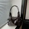 Comércio Exterior Estilo Coreano Textura de Rebite Para Ir ao Trabalho 2026 Grande Capacidade Para Ir ao Trabalho Menina Apimentada Bolsa de Mão para Motocicleta Bolsa de Ombro Bolsa de Braço