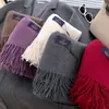 Novo Lenço Versátil de Cor Sólida para Mulheres, Quente de Inverno, Espesso, Cachecol de Pescoço Monocromático, Xale, Lenço Longo com Franjas