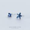Aretes de Flor de Plata S925 para Mujer Dulces Coreanos Diamante Azul Cuadrado Asimétrico Flor de Cinco Pétalos Joyería para la Oreja E8018