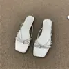 Chinelos Planos Estilo Francês Sapatos de Fada para Uso Externo 2025 Novos Sandálias de Praia de Verão Sandálias Prateadas