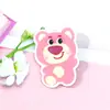 Broche de oso fresa suave y lindo de dibujos animados estilo ins, insignia de premio para estudiante, accesorio colgante para bolso, parche lindo y divertido