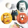 Los nuevos posavasos de madera de Amazon son posavasos redondos antideslizantes para café con un patrón de gato navideño, hechos de artesanía de madera.