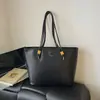 Bolso de hombro nuevo para mujer estilo coreano con diseño único, bolso de axila con un toque de alta gama, bolso tote de moda de PU de nicho