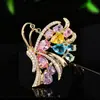 Nuevo broche de mariposa colorida con incrustaciones de diamante de cobre, prendedor de corsage de lujo ligero y elegante, pin de temperamento moderno y exquisito, accesorio para mujer