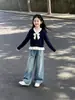 Conjunto de Primavera y Otoño para Niñas 2026 Nuevo Conjunto de Dos Piezas: Top de Punto con Lunares y Moño, Jeans de Pierna Ancha con Estrellas Bordadas
