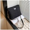 Transfronterizo 2026 Nuevo Modelo Tela Oxford Bolso de Hombro Único Debajo del Brazo Casual Simple Moda Cadena Triángulo Logo Moda Bolso Cubo