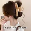 Presilha de cabelo estilo vintage que não danifica os fios, na cor café com toque de luxo, presilha de tubarão de pelúcia, acessório de cabelo fofo e doce para penteados presos.