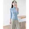 Camiseta base azul claro de cuello alto para mujer, prenda interior de otoño ajustada, top versátil de manga larga elástico de color liso suave con cuello apilado