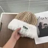 Gorros Cálidos de Otoño e Invierno para Mujeres con Circunferencia de Cabeza Grande, Gorros de Lana Tejida, Gorros de Felpa Versátiles de Celebridad de Internet, Pequeños Gorros Versátiles para el Frío que Muestran la Cara, Modernos