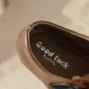 Zapatos de cuero retro estilo francés para niñas, nuevos zapatos de gamuza con punta dividida y suela blanda estilo coreano 2026, zapatos para bebé tipo Birkenstock primavera/otoño