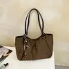 Bolsa de camurça estilo francês para axila feminina, nova coleção 2026, grande capacidade, bolsa de ombro vintage, acabamento fosco, adequada para o trabalho