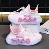 Zapatos Deportivos Infantiles 2026 Primavera y Verano Nuevo Estilo Zapatos de Malla Zapatos de Coco para Niños Mayores Transpirables Dibujos Animados Deportivos Casuales
