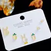 Pendientes pequeños y sencillos con forma geométrica de ojo de gato, varios pares, pendientes de tres pares con una tarjeta gratis para dormir, pendientes exquisitos que combinan con todo.