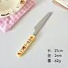 Conjunto de talheres quadrado com cabo de cerâmica em aço inoxidável 304, incluindo uma colher e um garfo na cor creme, um design fofo de urso de pão, e facas e garfos de churrasco