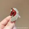 Broche de Cabeza de Caballo con Pedrería Caballo del Zodiaco 2026 Modelo Nuevo Diseño del Año del Zodiaco Accesorio de Pin con un Toque de Alta Gama para Mujer
