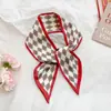 Bufanda pequeña de satén de doble capa con cuadros negros simples de estilo japonés, protección para el cuello, bufanda de seda larga y puntiaguda, cinta para el pelo para mujer