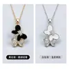 Colar de borboleta em formato de coração para mulheres, com um pingente delicado de esmalte cravejado de diamantes, de design vintage e sofisticado, perfeito como uma corrente de clavícula única e um presente de aniversário.