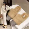 Chinelos de pelúcia estilo coreano 2026, aconchegantes e felpudos para o início do outono, apresentando um design retrô de bolinhas, um ajuste suave e confortável, e um estilo de meia-chinelo adequado para usar ao ar livre