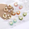 Brincos Europeus e Americanos Transfronteiriços de Pérola Irregular de Cor Branco-Cremoso com Formato Especial em C para Mulheres, Moda de Alto Padrão, Brincos Simples