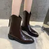 2026 Invierno Nueva Llegada Punta Puntiaguda Tacón Grueso Antideslizante Resistente al Desgaste Color Sólido Impermeable Cremallera Trasera Moda Botines Cortos para Mujer