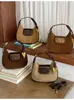 Bolso de mano de terciopelo transfronterizo, minimalista y moderno, una lujosa nueva colección de otoño 2026 para mujer, con un colgante en forma de corazón, diseñado para llevar al hombro, en la mano, cruzado o debajo del brazo.