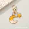 Llavero de luna creciente y estrella bicolor, colgante para mochila de estilo coreano con bloques de color de estrella y luna con cierre de mosquetón, pequeño regalo